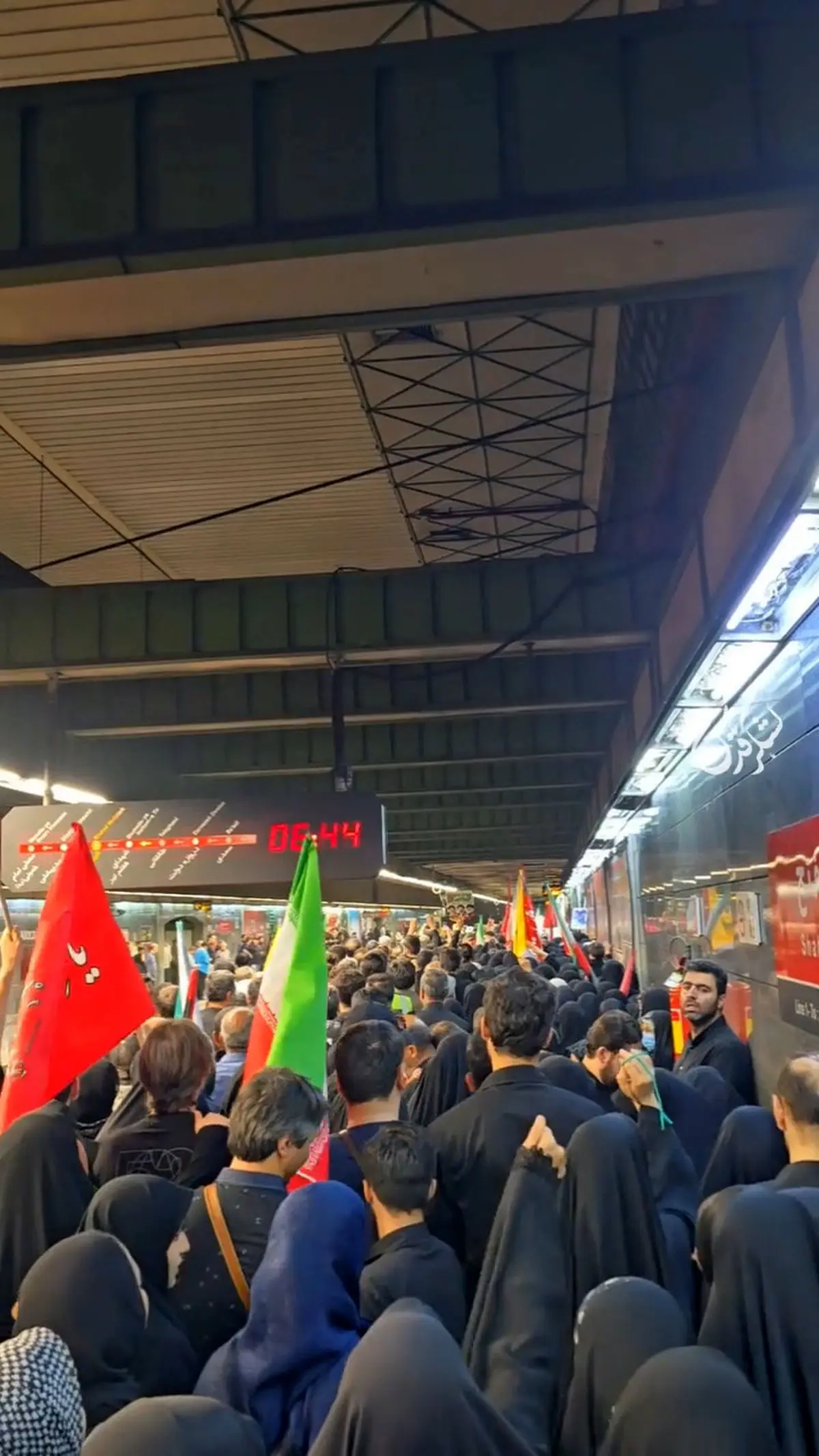 شعارهای «مرگ بر آمریکا» و «مرگ بر اسرائیل» مردم در  در ایستگاه مترو مفتح + فیلم