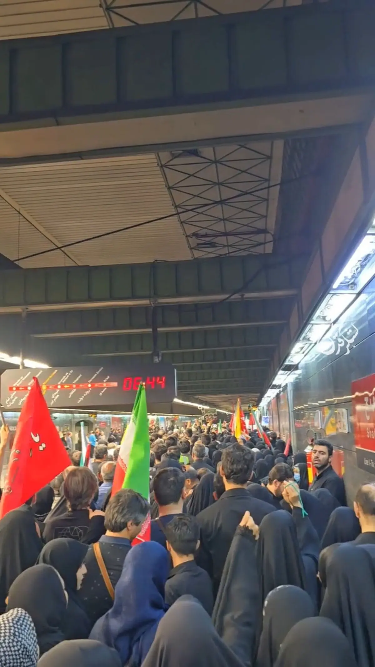 شعارهای «مرگ بر آمریکا» و «مرگ بر اسرائیل» مردم در  در ایستگاه مترو مفتح + فیلم