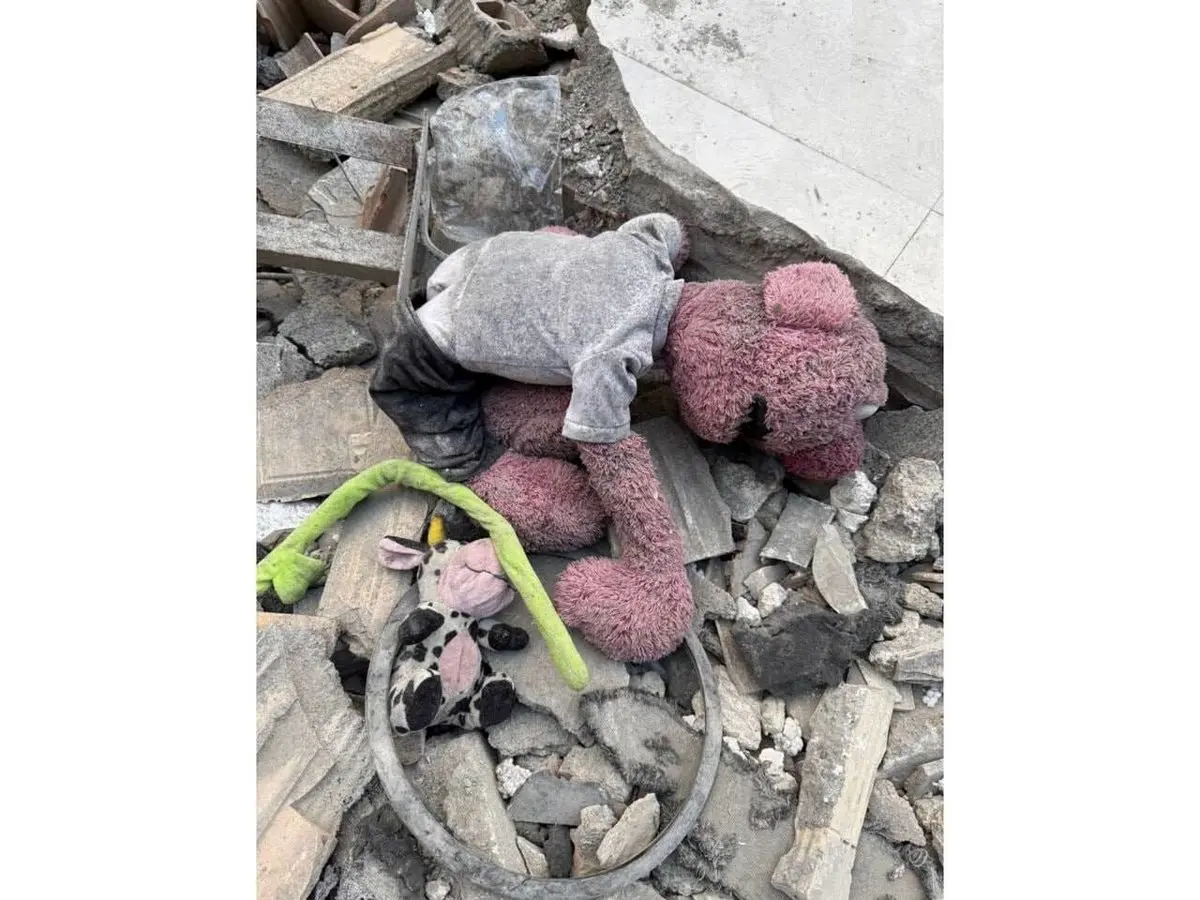 دلنوشته «جناب‌خان» برای صاحب عروسک رهاشده در آوارهای جنگ / دردت به جون مُو باشه