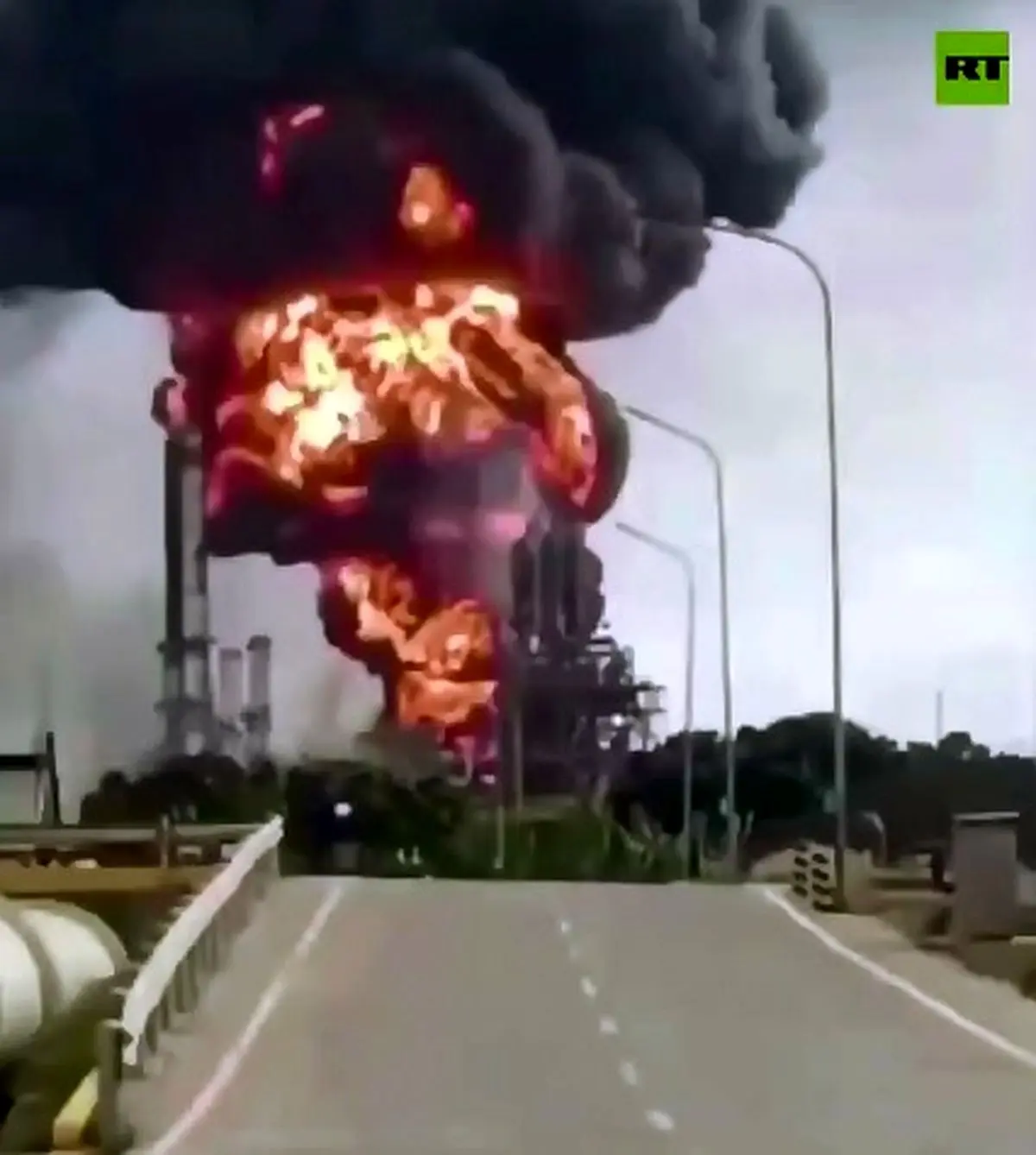 انفجار و حریق در تاسیسات نفتی ونزوئلا + فیلم