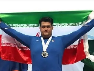 وزنه بردار المپیکی: از بچگی شدیدا پرسپولیسی بودم و همیشه استادیوم می‌رفتم/ در تیم ملی بیشتر با تراکتوری‌ها کری داریم(ویدیو)