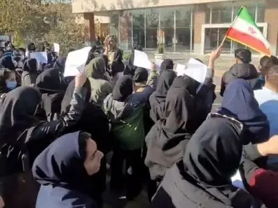 ادامه اعتراض صنفی پرستاران مشهد/ به وضع معاش کادر درمان رسیدگی کنید