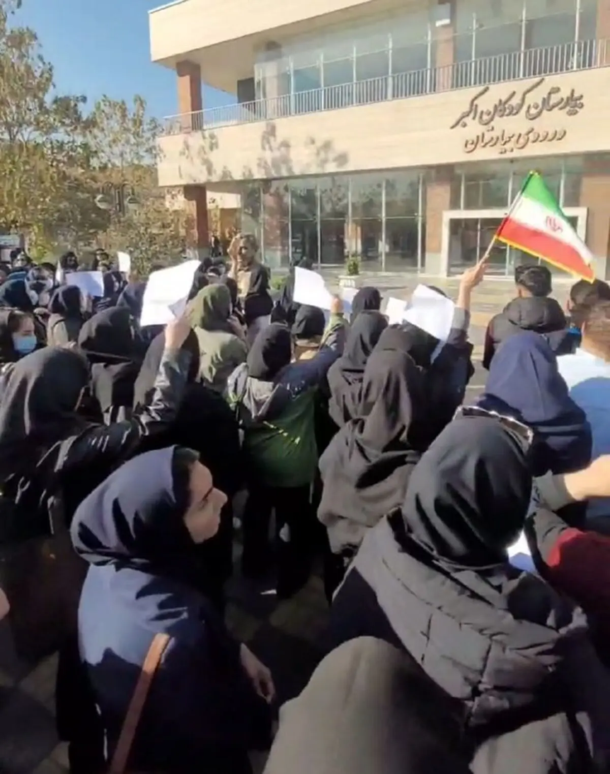 ادامه اعتراض صنفی پرستاران مشهد/ به وضع معاش کادر درمان رسیدگی کنید