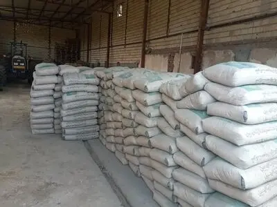 کشف ۲۵ تن سیمان احتکار شده در پارس‌آباد اردبیل 