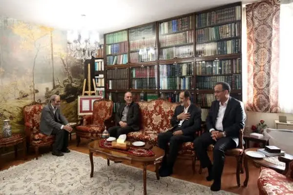 در نخستین نشست «دیدار با مفاخر»، سرپرست دانشگاه تهران به دیدار نجفقلی حبیبی رفت