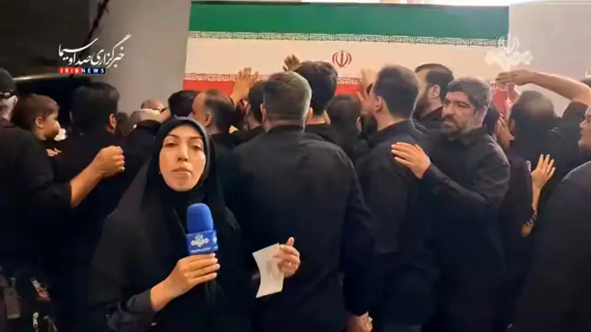 رهبر شهیدم به امید دیدار، تابوت پیکر مطهر بر دوش مردم + فیلم