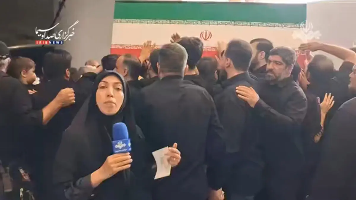 رهبر شهیدم به امید دیدار، تابوت پیکر مطهر بر دوش مردم + فیلم