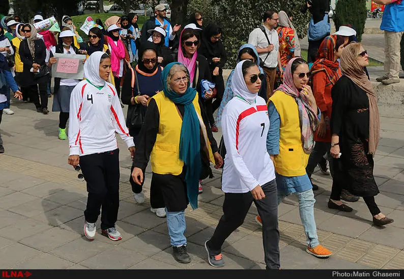پیاده روی زنان بهبود یافته از اعتیاد