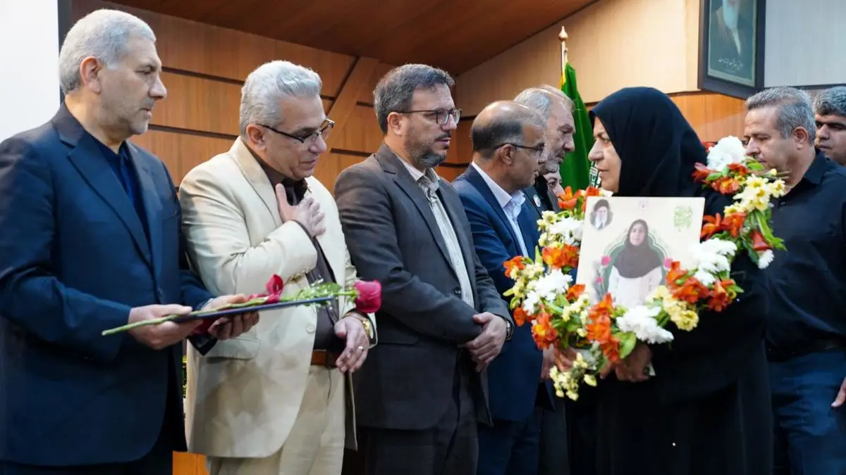  خدمات شبانه‌روزی کادر درمان در بحران‌ها قابل تقدیر است/تجلیل از خانواده های شهدای حوزه سلامت در فارس 