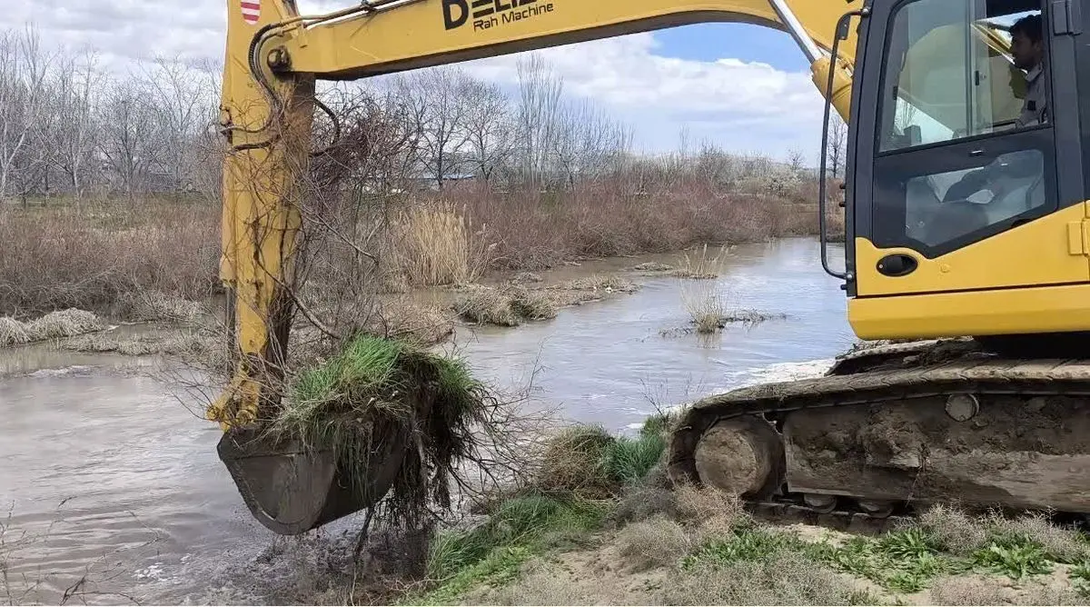 لایروبی قلعه‌چای برای تسهیل ورود آب به دریاچه ارومیه