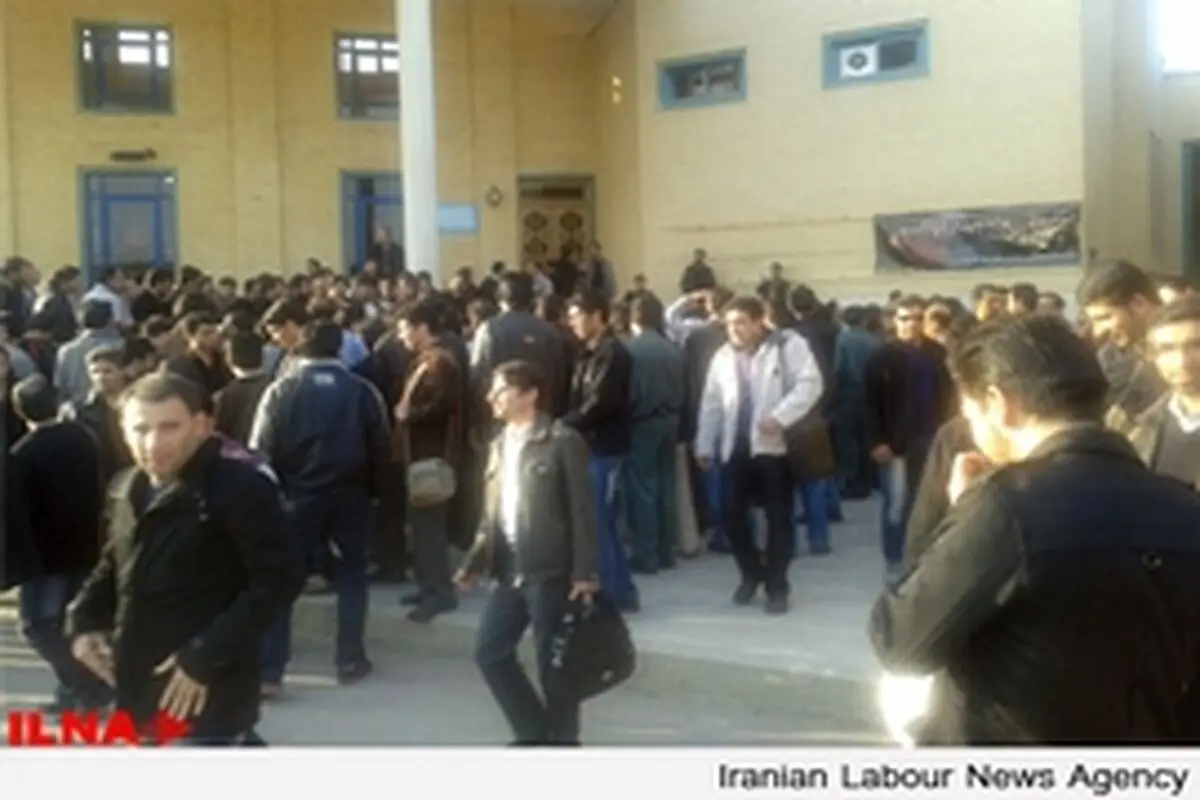 وعده‌های فرمانداری موقتاً به اعتراض کارگران پلی‌اکریل خاتمه داد / تصویر