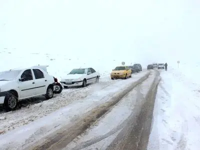 اکثر محورهای مواصلاتی استان مرکزی برفی است اما تردد جریان دارد