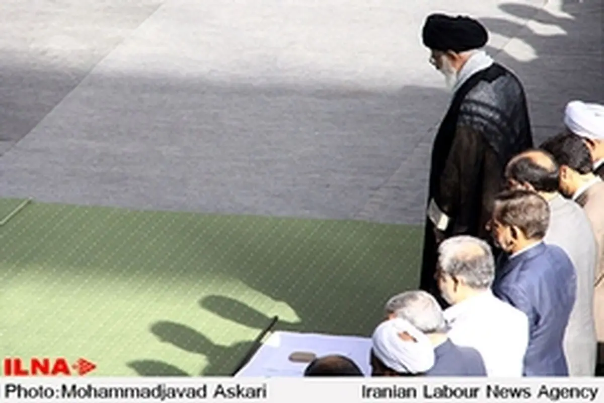 نماز عید فطر به امامت حضرت آیت‌الله خامنه‌ای اقامه شد