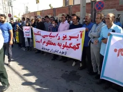 تعدادی از مطالبه گران احداث سد آبریز جلوی فرمانداری کهگیلویه تجمع کردند + تصاویر