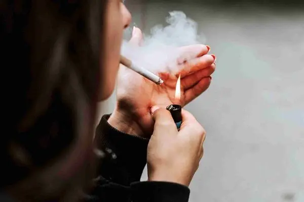 چرا مصرف سیگار در میان زنان ایرانی رو به افزایش است؟