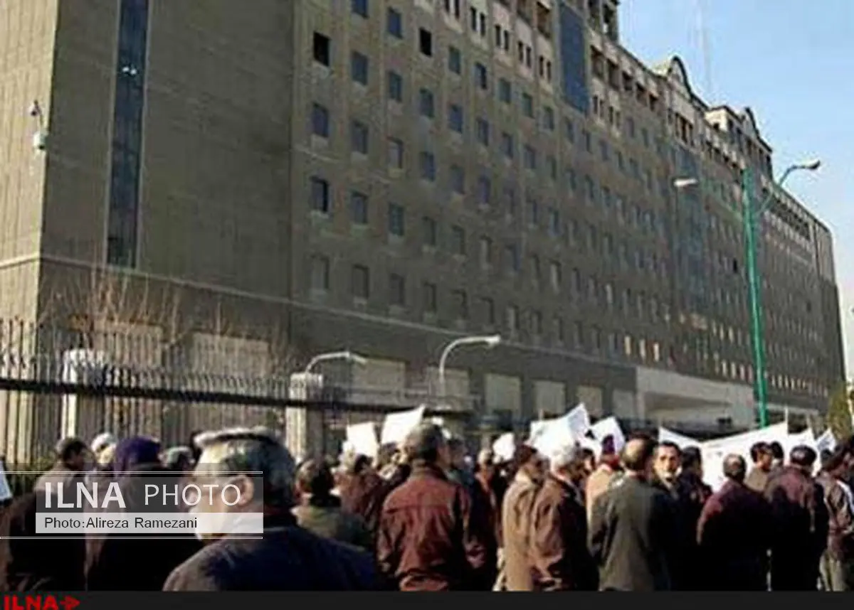 تعدادی از بازنشستگان فولاد در مقابل مجلس تجمع کردند
