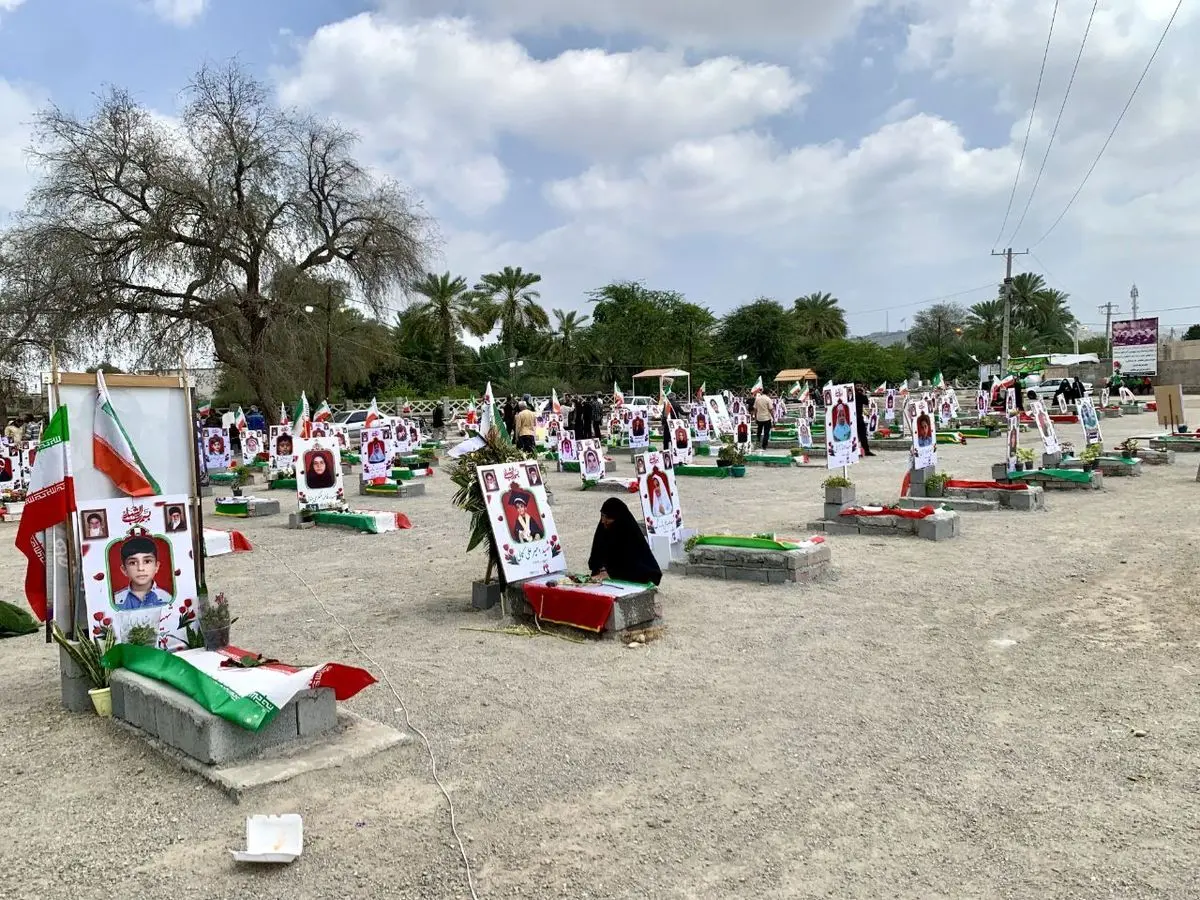 اهدای سنگ مزار شهدای مدرسه میناب از سوی یک شرکت تولید کاشی در یزد