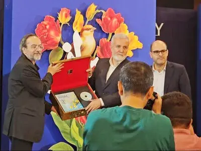 شیراز، شهر تمدن‌ساز و هویت‌بخش است/ اهدای شهروند افتخاری شیراز به استاد نصیریان