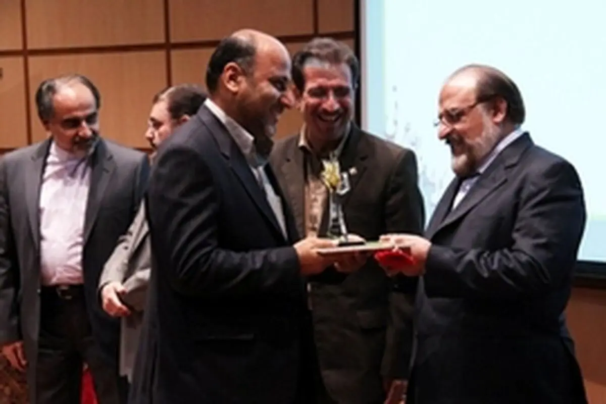 کمیته امداد استان فارس سه تندیس پرستوی طلایی و نشان برتر را کسب کرد