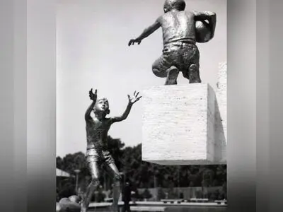 واکنش خانواده و نماینده پرویز تناولی به ناپدیدشدن مجسمه‌هایش از پارک دانشجو