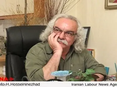 چنان کتاب را بر گردن من کوبیدند که تعادلم را از دست دادم