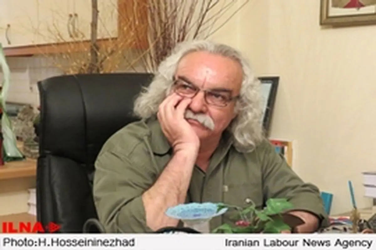 چنان کتاب را بر گردن من کوبیدند که تعادلم را از دست دادم