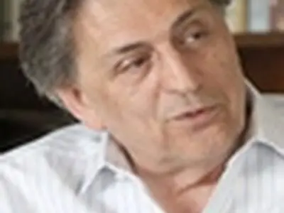مراسم ترحیم صادق طباطبایی آغاز شد