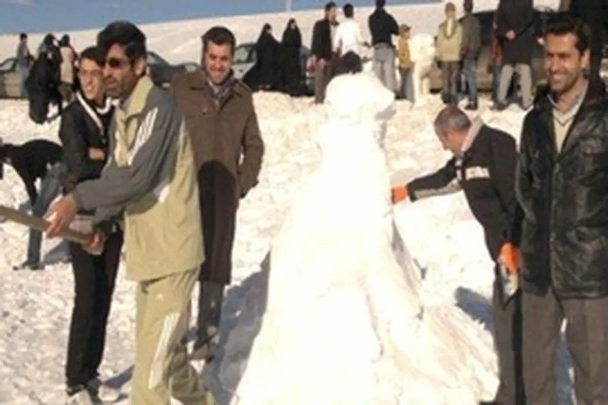 جشنواره زمستانی ساخت آدم برفی در الیگودرزر برگزار شد