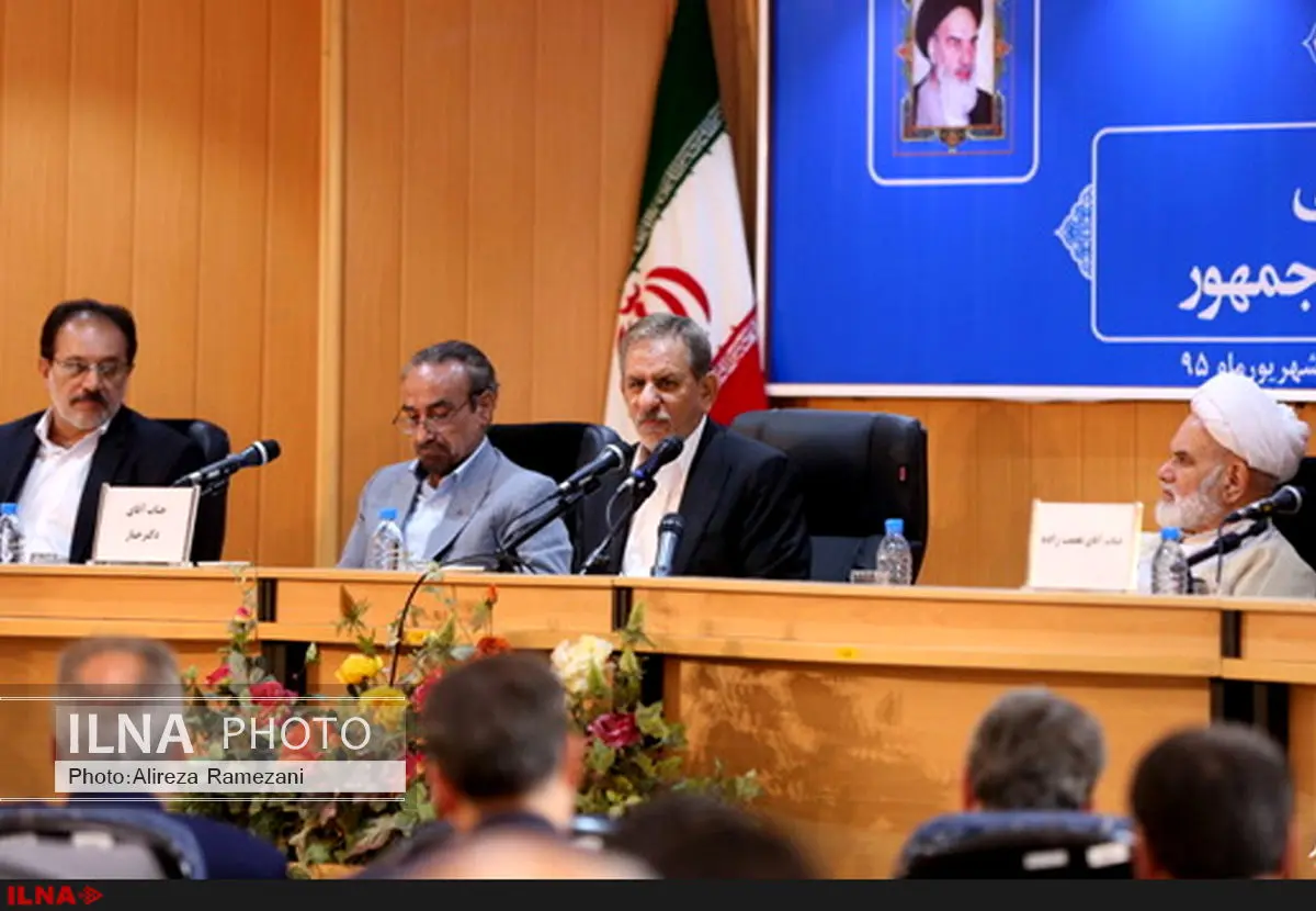 مدیری که از اتخاذ تصمیمات درست واهمه دارد، برود در خانه بنشیند/خدمات رییس جمهور را نمی‌توان از ذهن مردم پاک کرد 