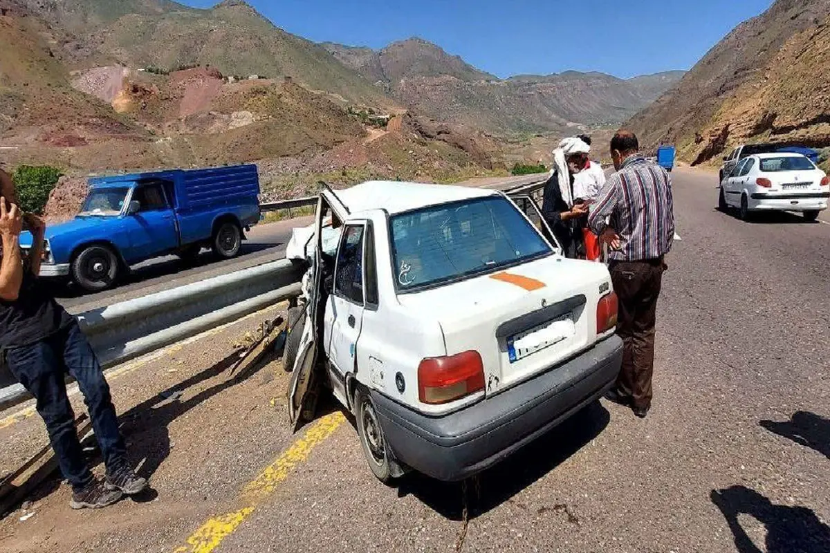 بر اثر برخورد خودرو با گاردریل ۲ مصدوم برجا گذاشت