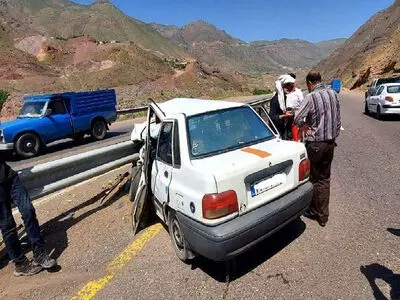 بر اثر برخورد خودرو با گاردریل ۲ مصدوم برجا گذاشت