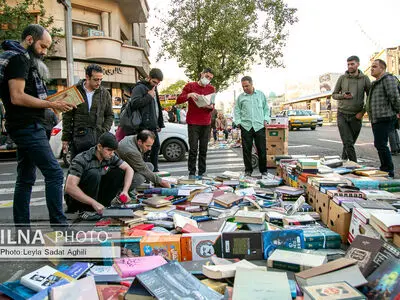 انتقال دستفروشان کتاب به هویت خیابان انقلاب آسیب می‌زند/ دلایل دستفروش‌ها برای مخالفت با ایده‌ی جمع‌آوری 