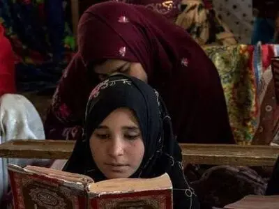طالبان خواندن نماز با صدای بلند و تلاوت قرآن را برای زنان در حضور دیگران، حتی خانم‌ها حرام اعلام کرد