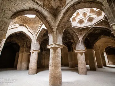 نشتی لوله‌های آب پشت شبستان شرقی گنبدخانه نظام‌الملک