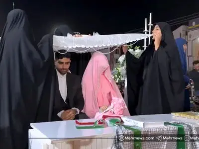 برپایی مراسم عقد وسط خیابان و بین مردم! + فیلم 