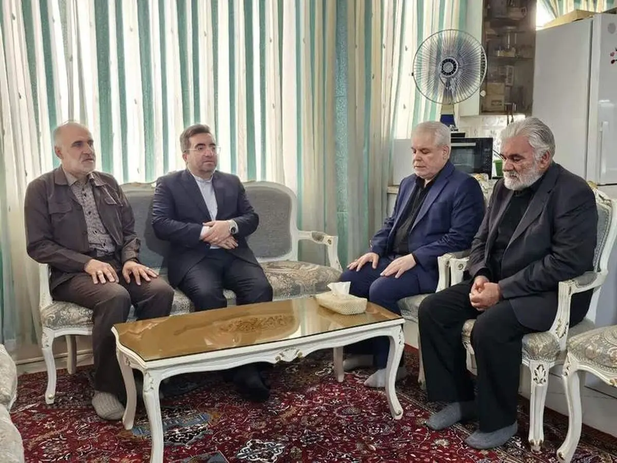 رئیس سازمان ثبت اسناد و املاک کشور با خانواده شهید صارم‌پور دیدار کرد