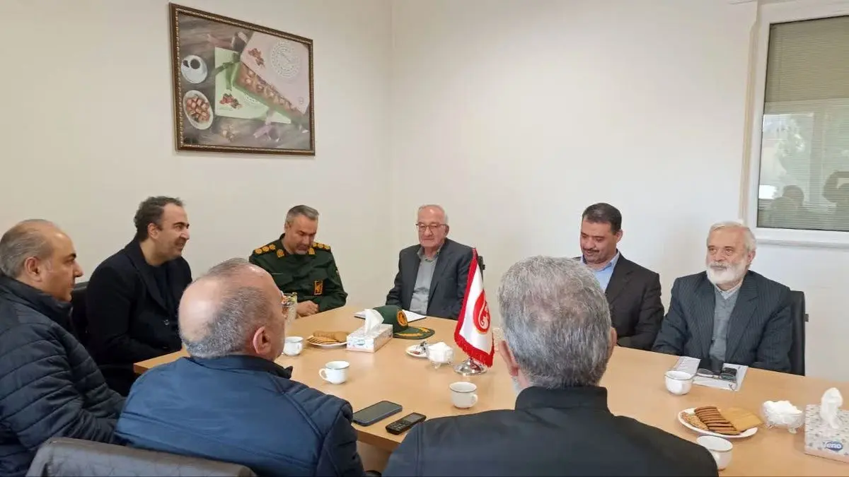 کارگران و کارفرمایان برای حفظ تولید در یک صف قرار دارند