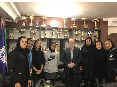 دردسر جدید؛ حضور دختران معترض جلوی در باشگاه استقلال +عکس
