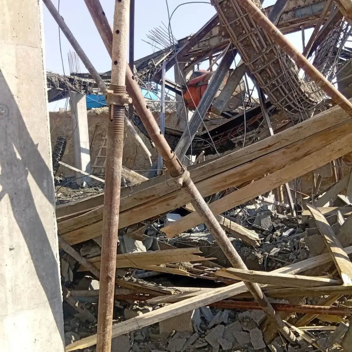 حادثه ریزش آوار در قطب صنعتی دستگرد امامزاده شهرستان فرخشهر یک فوتی بر جای گذاشت