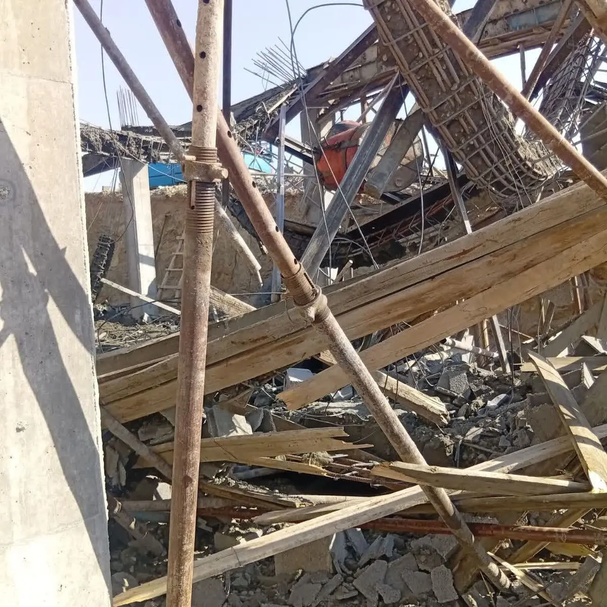حادثه ریزش آوار در قطب صنعتی دستگرد امامزاده شهرستان فرخشهر یک فوتی بر جای گذاشت