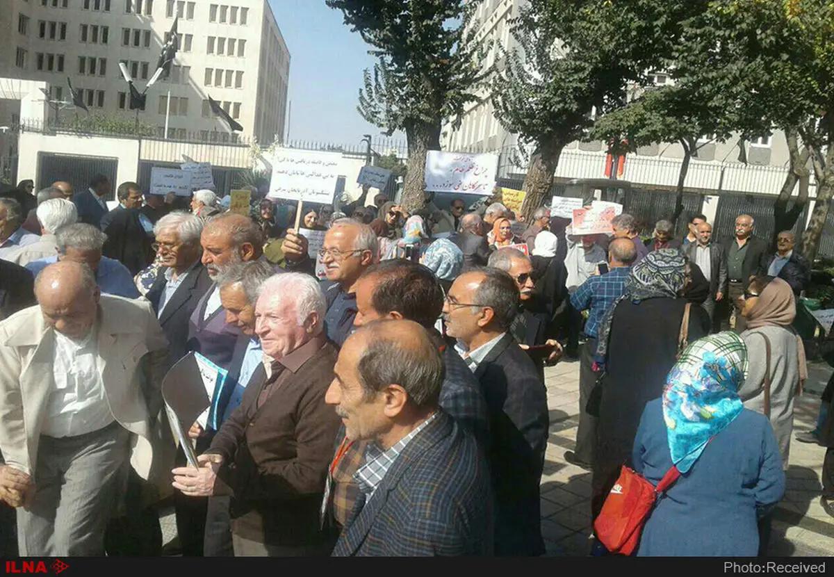 تجمع بازنشستگان کشوری مقابل برنامه و بودجه/دستمزدمان فقط ده روز از ماه را کفاف می‌دهد