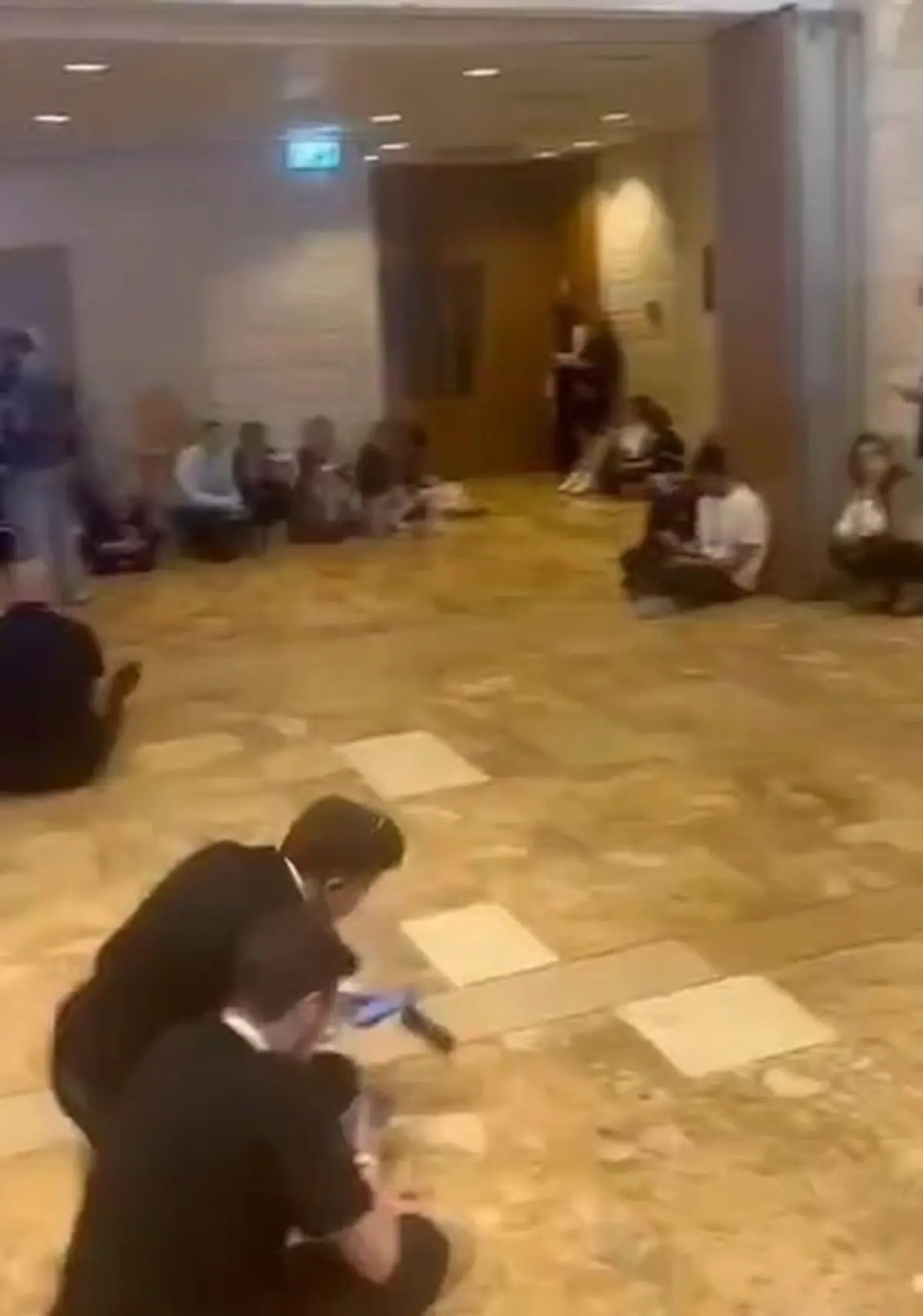 شلیک موشک‌های یمنی، اعضای کنفرانس مبارزه با «یهود ستیزی» در قدس اشغالی را به پناهگاه فرستاد + فیلم