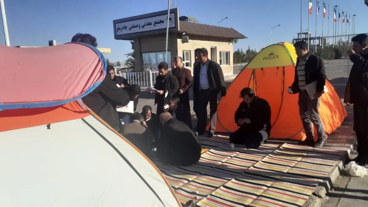 رانندگان معدن چادرملو پشت در ماندند/ کارفرما به آرای قانونی تمکین نمی‌کند