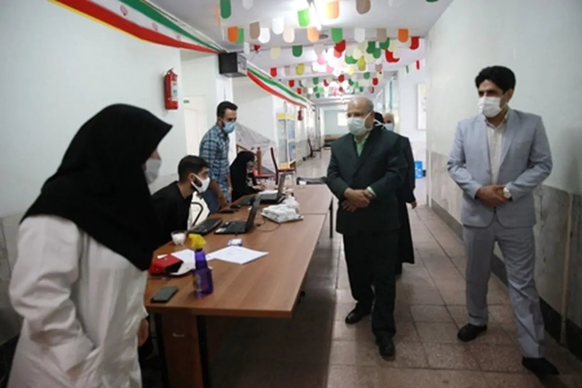 بازدید زالی از روند واکسیناسیون ضربتی دانش آموزان تهرانی در دومین روز اجرای این طرح
