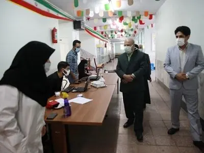 بازدید زالی از روند واکسیناسیون ضربتی دانش آموزان تهرانی در دومین روز اجرای این طرح