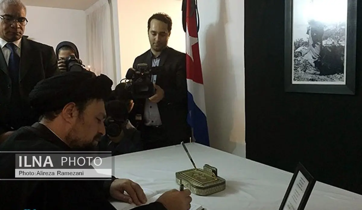 سیدحسن خمینی دفتر یادبود فیدل کاسترو را امضا کرد