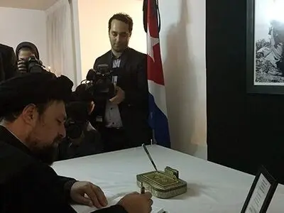 سیدحسن خمینی دفتر یادبود فیدل کاسترو را امضا کرد