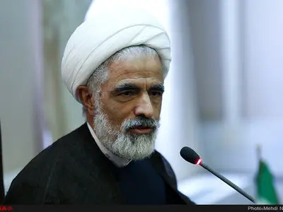 امروز از ارزش‌های انقلاب فاصله گرفته‌ایم/ افشاگری، آبروریزی و اشاعه فحشا گناه کبیره است
