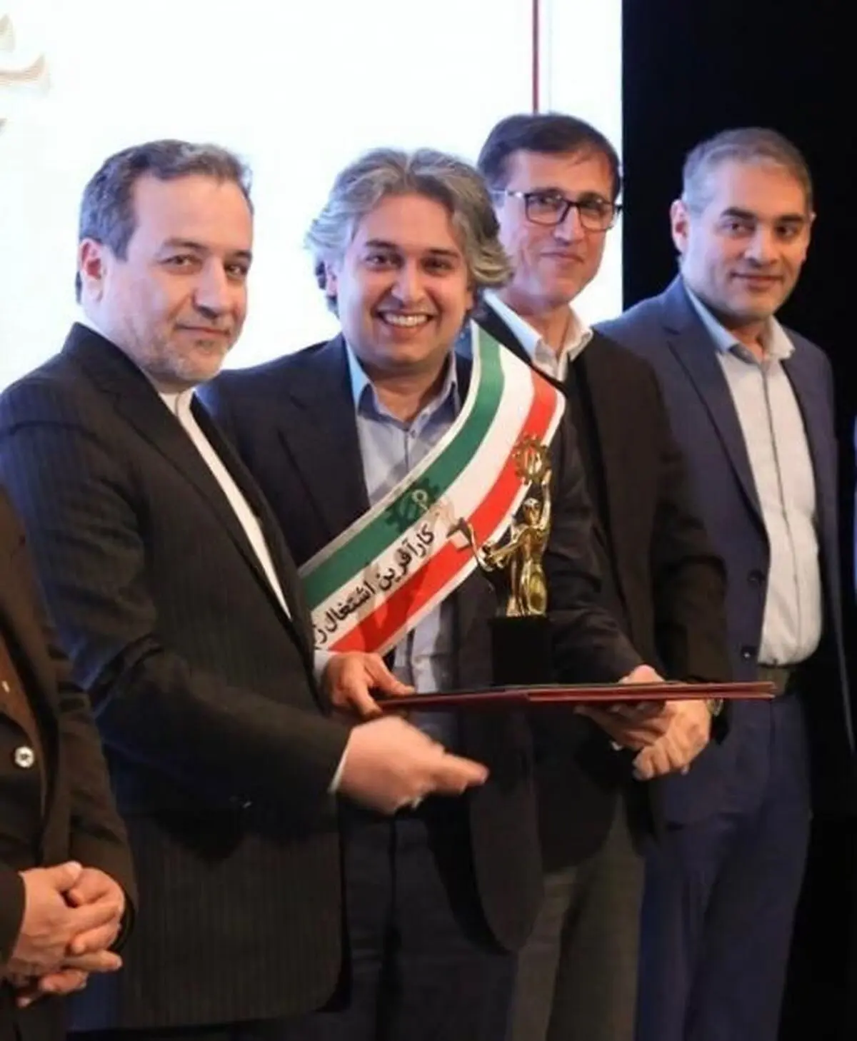 انتخاب شرکت‌های زعفران سحرخیز به عنوان کارآفرین برتر و اشتغال زا در سال ۱۳۹۸