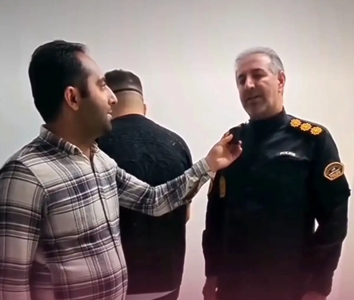 ویدیوی دستگیری شرور مسلحی که خودش را مرده جا زد